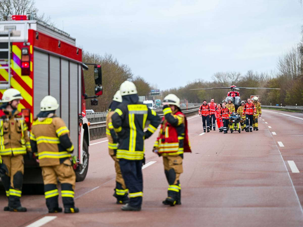 Rettungskräfte bei einem Einsatz auf der Autobahn
