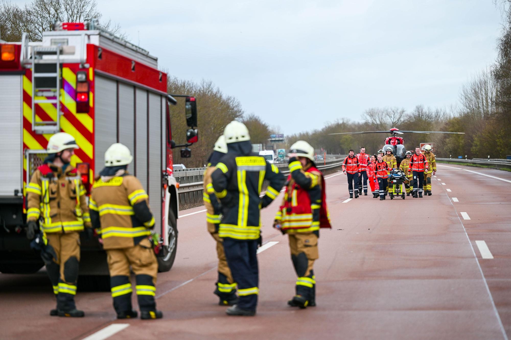 Rettungskräfte bei einem Einsatz auf der Autobahn