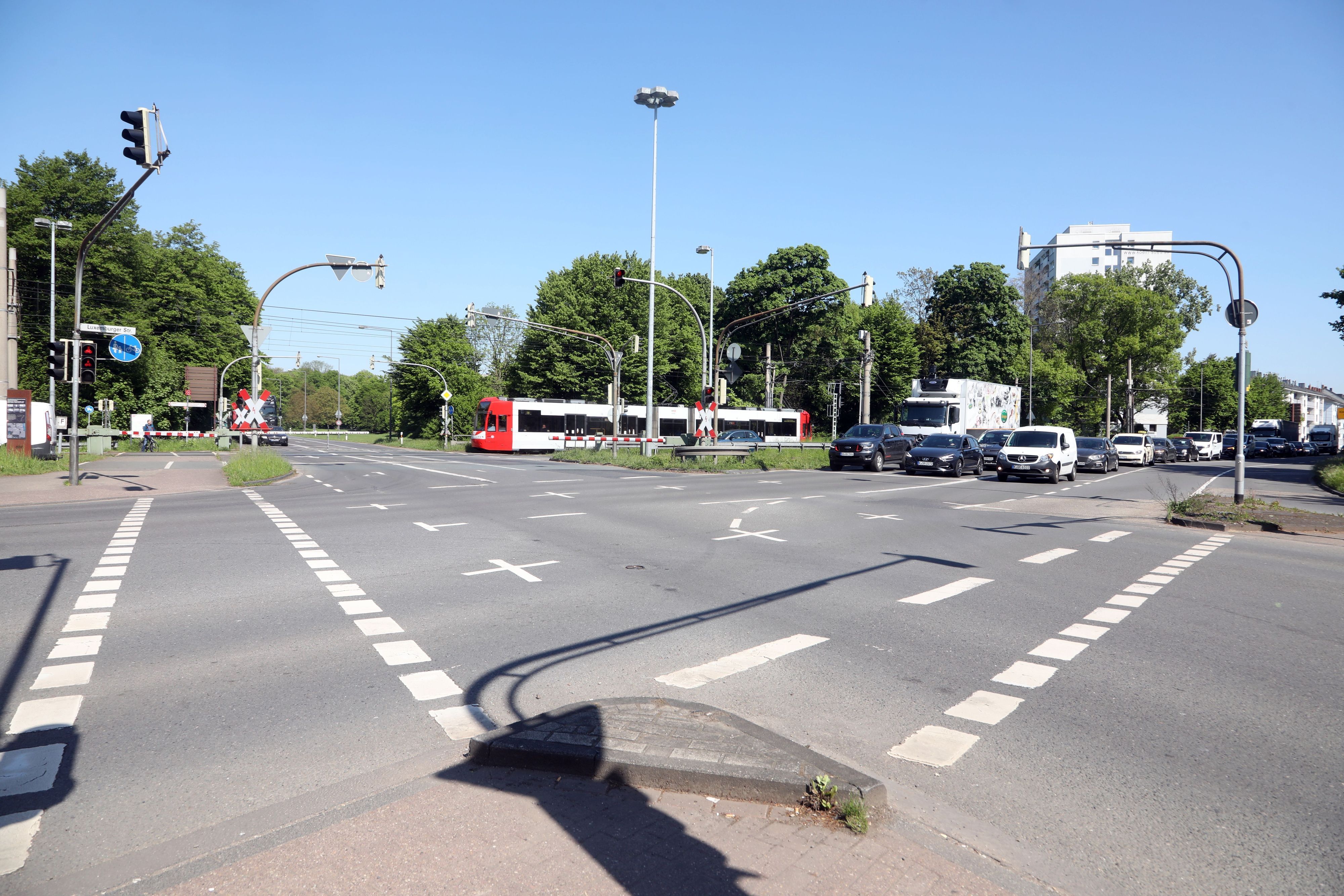 An der Kreuzung Luxemburger Straße/Militärringstraße soll die Stadtbahn in einen Tunnel unter der Kreuzung verlegt werden.