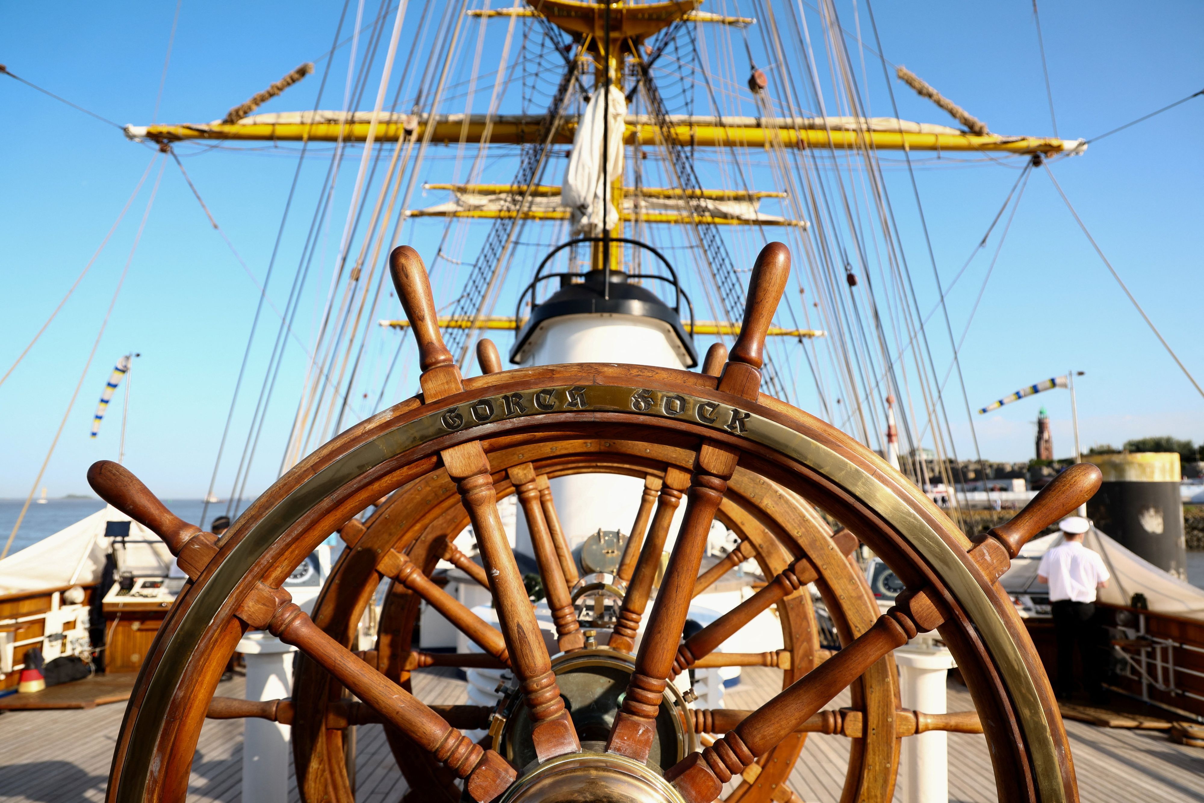 Blick von Steuerrad aus auf das Deck eines Segelschiffes.