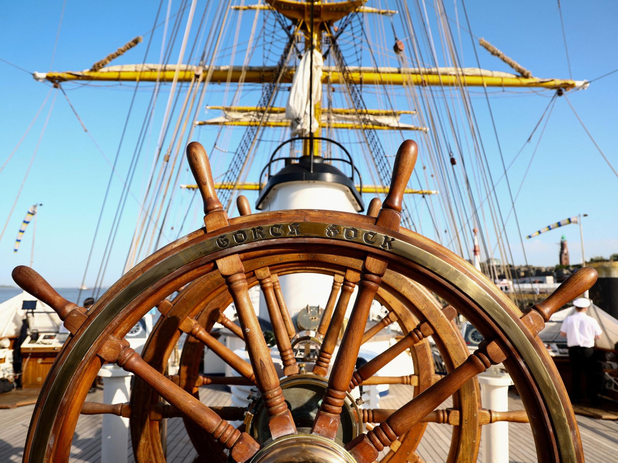 Blick von Steuerrad aus auf das Deck eines Segelschiffes.