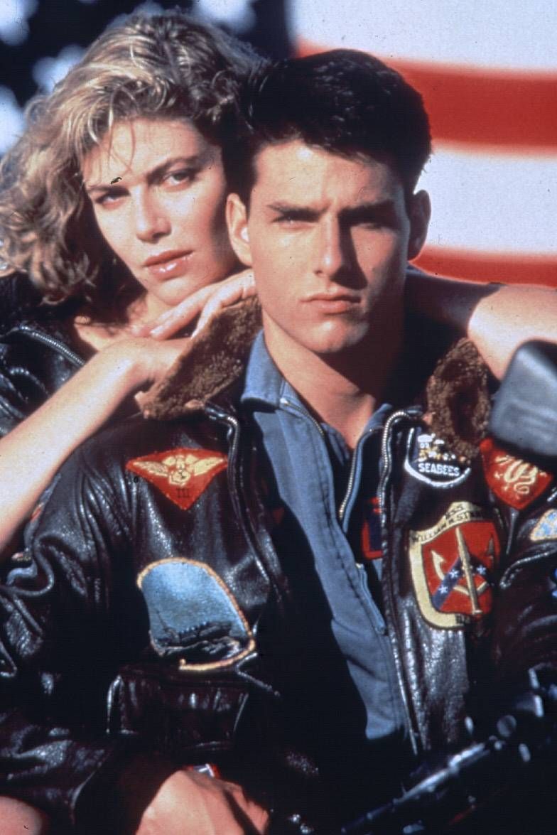 Kelly McGillis und Tom Cruise posieren.