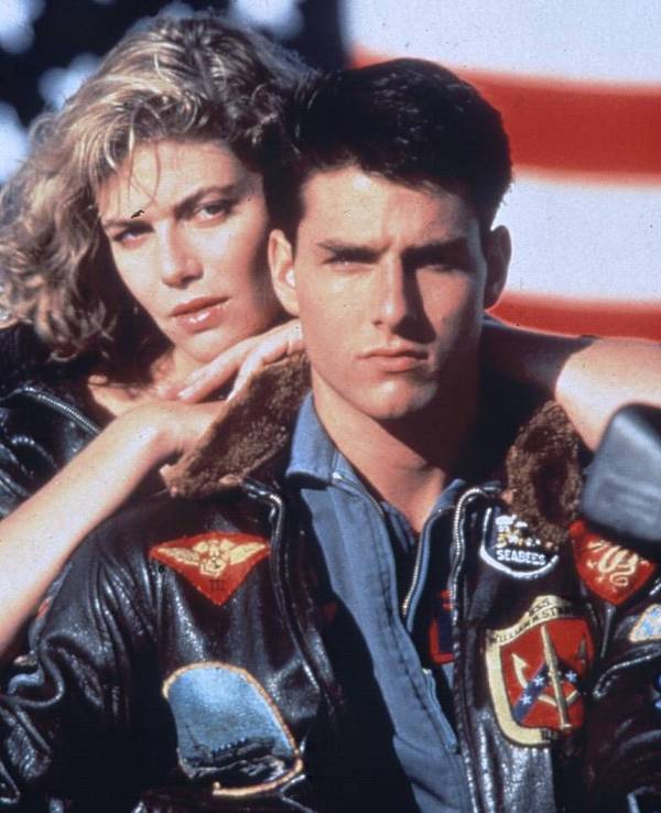 Kelly McGillis und Tom Cruise posieren.