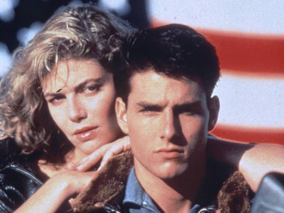 Kelly McGillis und Tom Cruise posieren.
