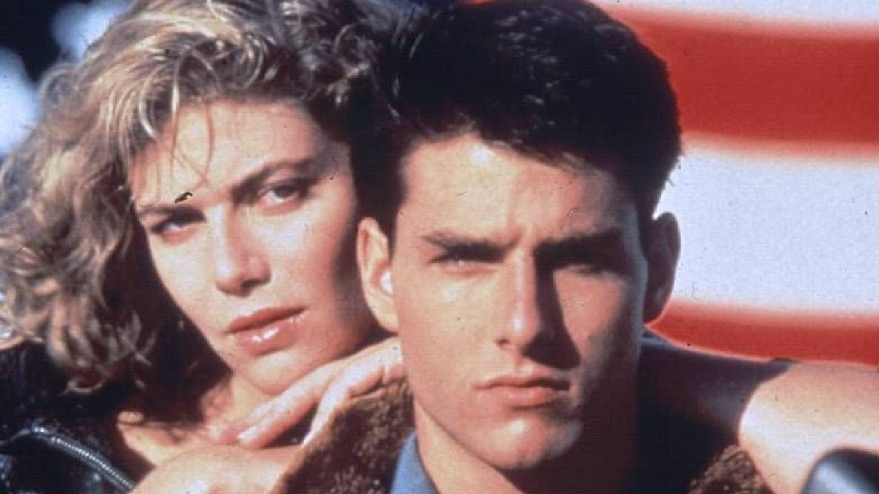 Kelly McGillis und Tom Cruise posieren.