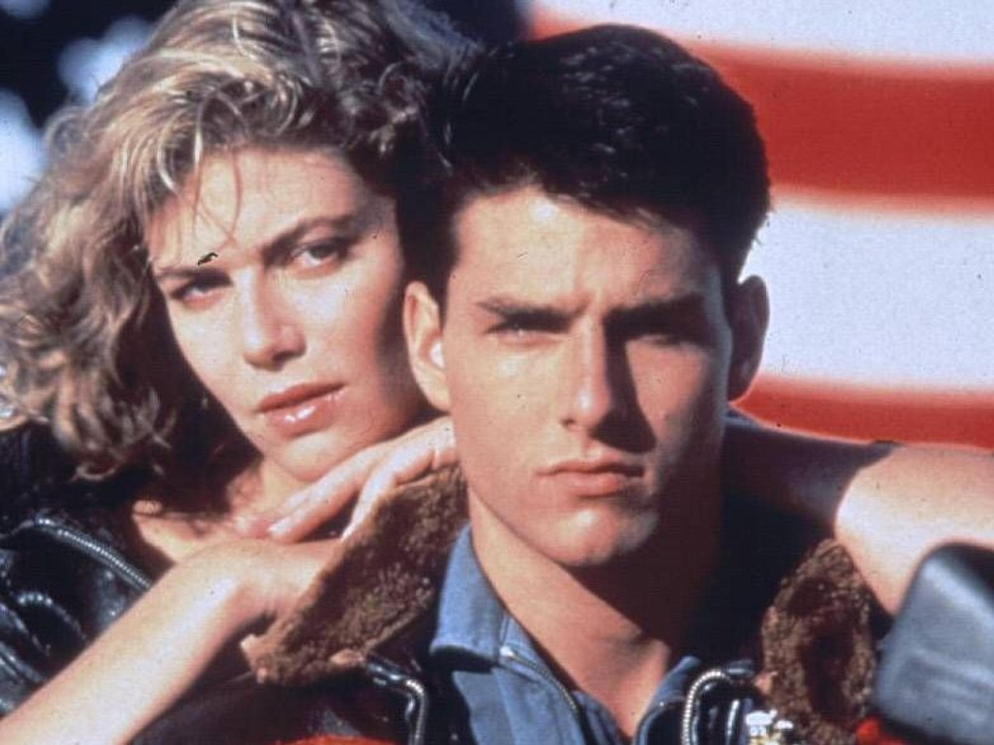 Kelly McGillis und Tom Cruise posieren.
