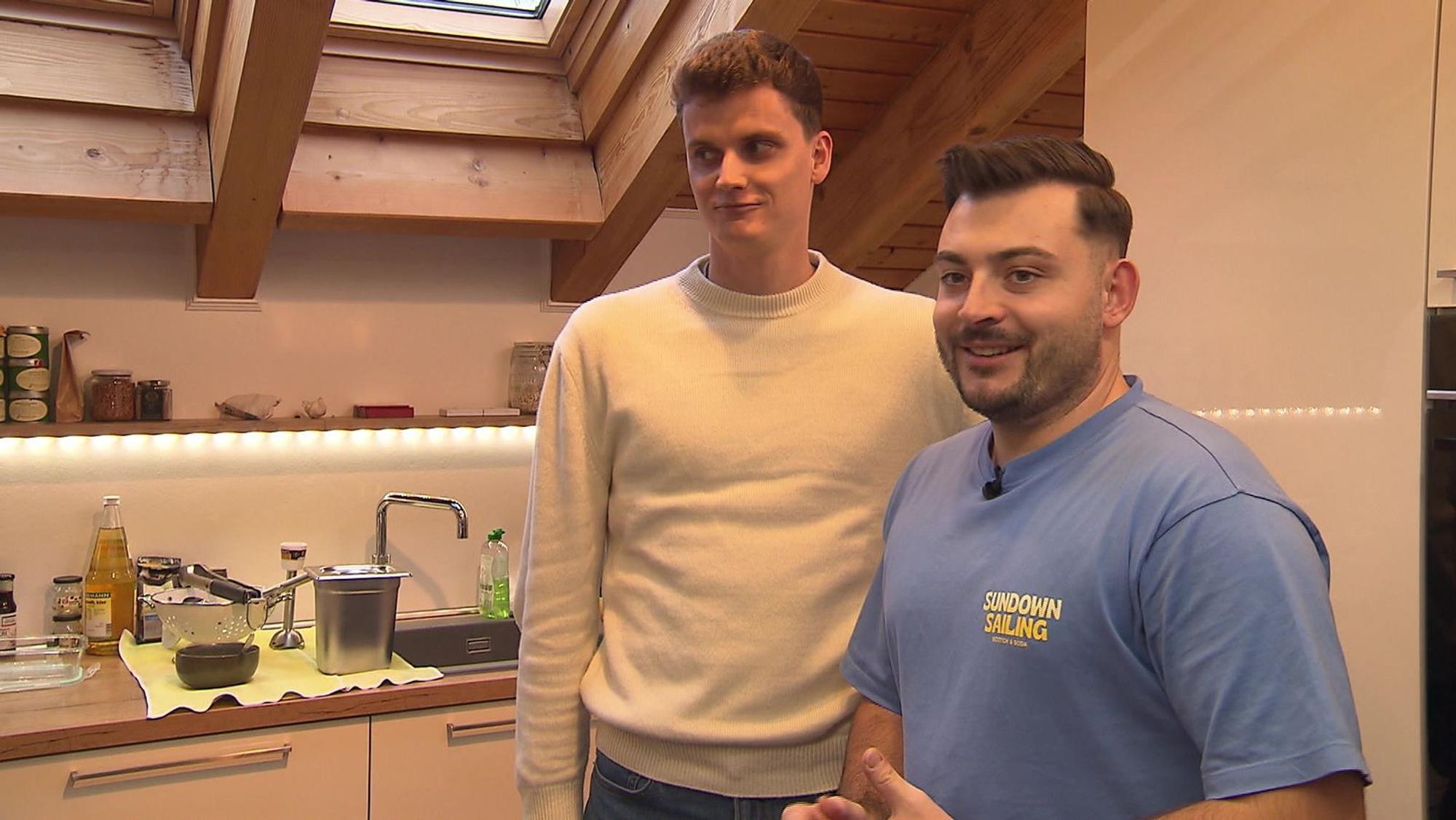 Joshua (rechts) bekommt seelischen Rückhalt von seinem Freund Manuel. (Bild: RTL)