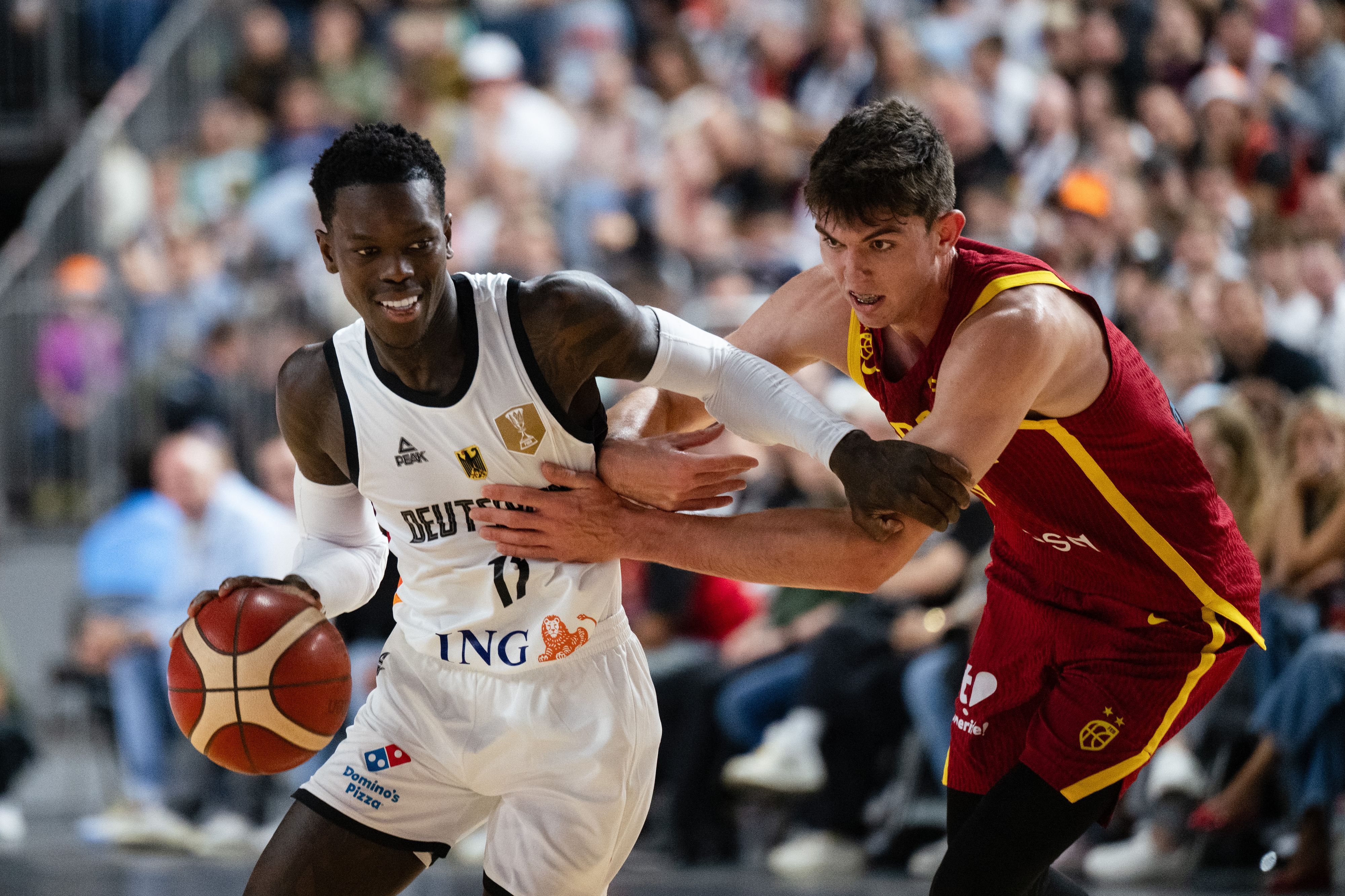 Deutschlands Dennis Schröder (l.) und Spaniens Sergio Da Larrea kämpfen beim Länderspiel in Köln um den Ball.