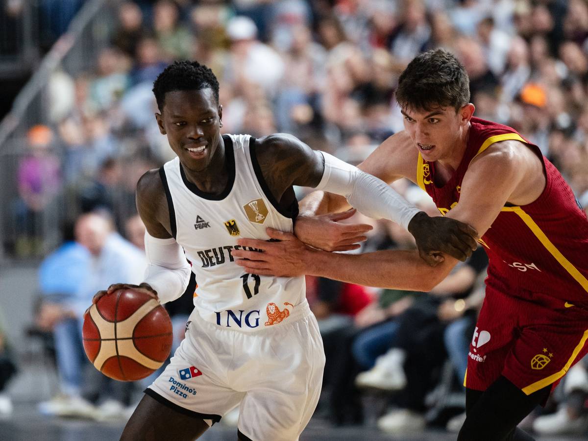 Deutschlands Dennis Schröder (l.) und Spaniens Sergio Da Larrea kämpfen beim Länderspiel in Köln um den Ball.
