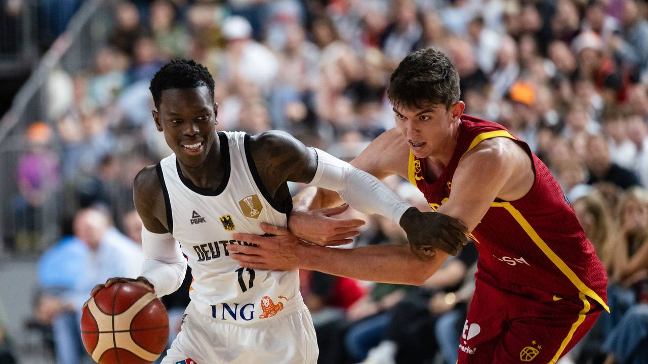 Deutschlands Dennis Schröder (l.) und Spaniens Sergio Da Larrea kämpfen beim Länderspiel in Köln um den Ball.