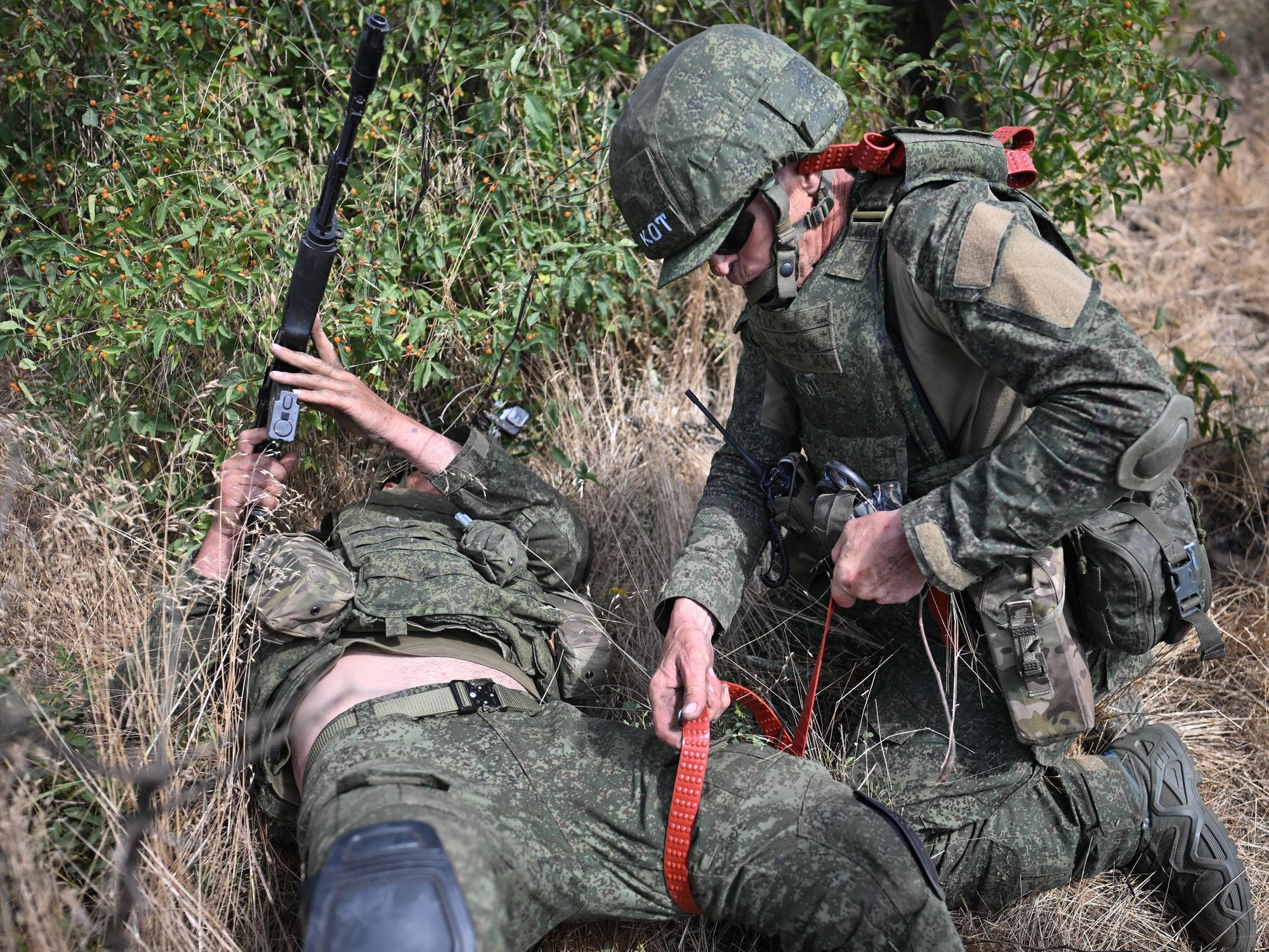 Russische Soldaten nehmen im Juli in Donezk an einer Übung teil.