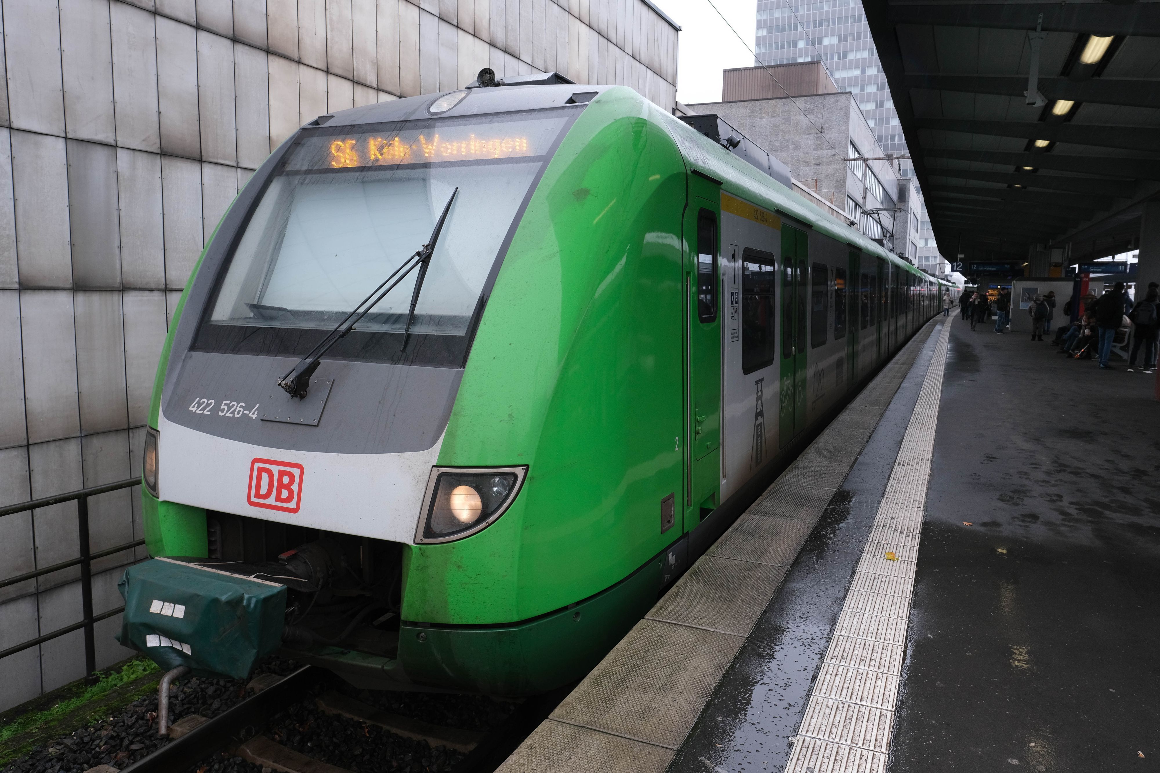 S-Bahn der Linie S6 nach Köln Worringen (Archivbild).