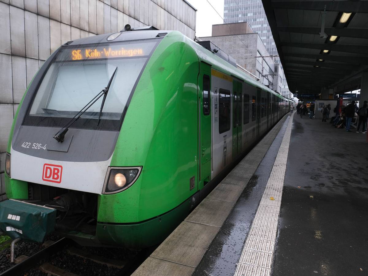 S-Bahn der Linie S6 nach Köln Worringen (Archivbild).