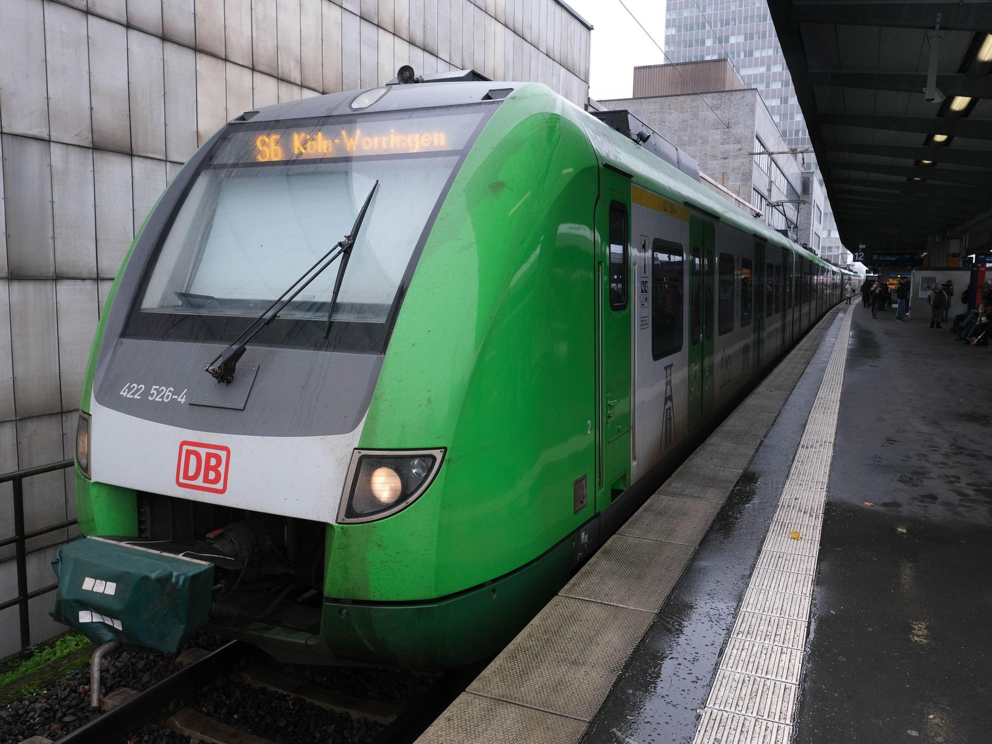 S-Bahn der Linie S6 nach Köln Worringen (Archivbild).