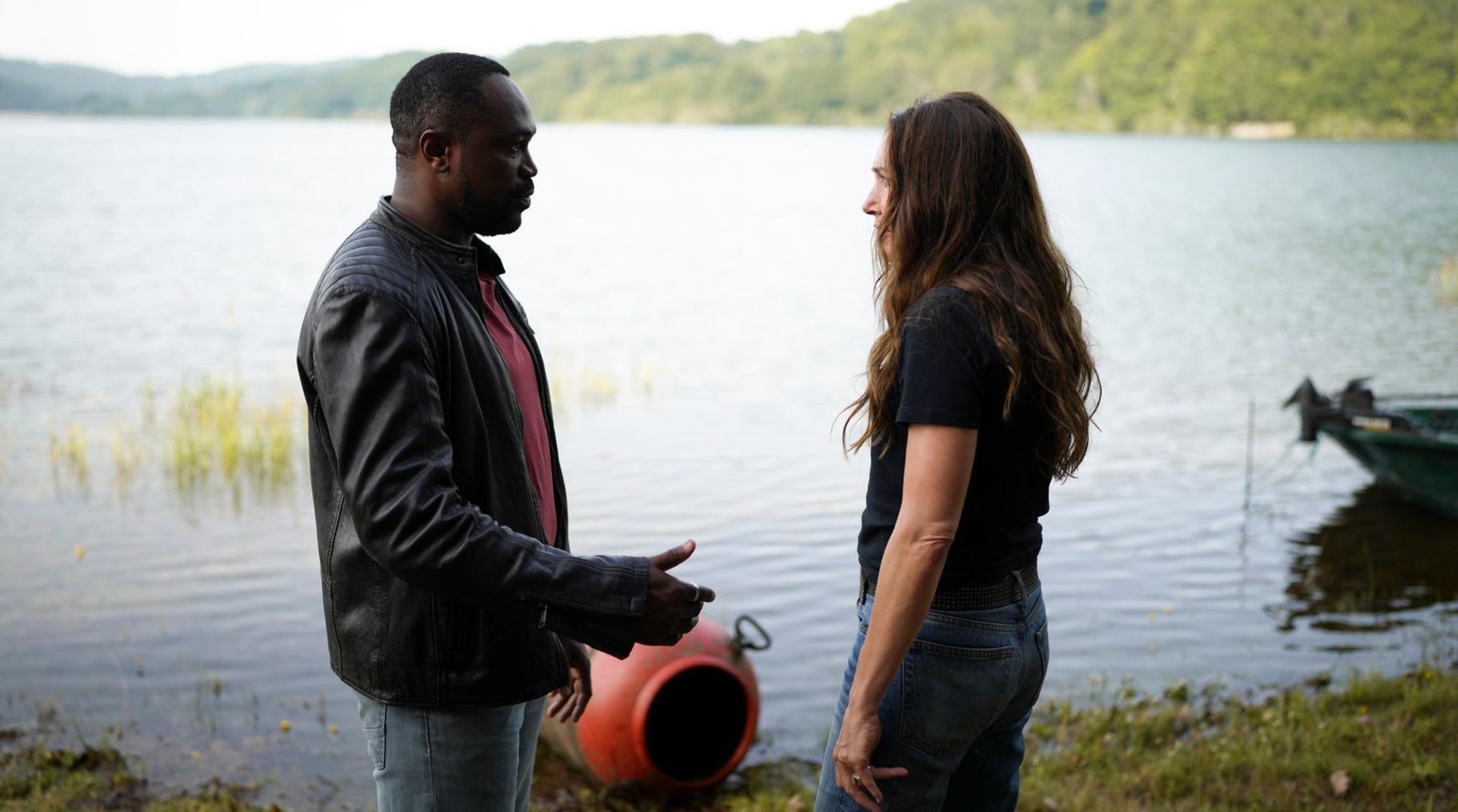 Der ortsansässige Polizist Didier Bousquet (Otis Ngoi) erklärt seiner neuen Kollegin Noémie Chastain (Laura Smet), was es mit dem Stausee auf sich hat. (Bild: ARD Degeto Film/France Télévisions/Quad Drama/Baptiste Langinier)