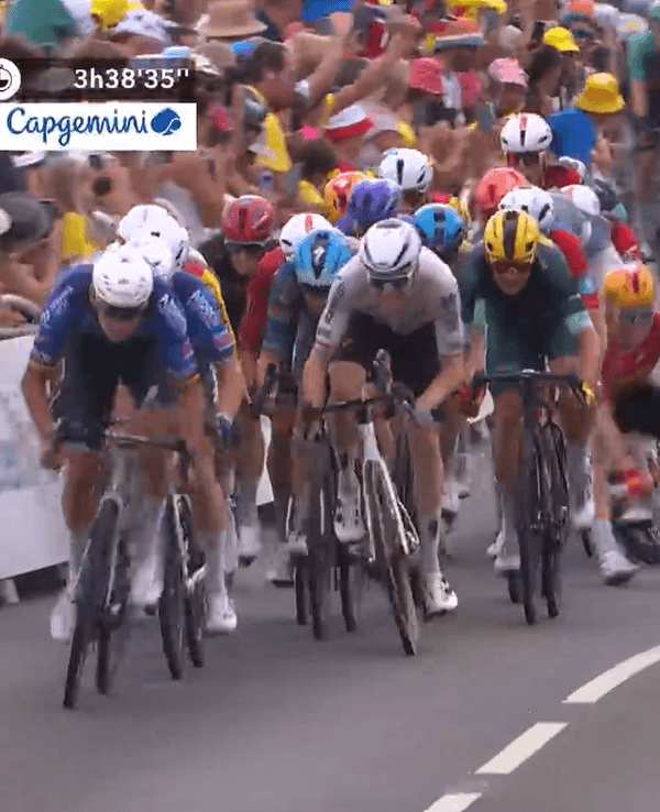 Sturz im Massensprint der 12. Etappe der Tour de France.