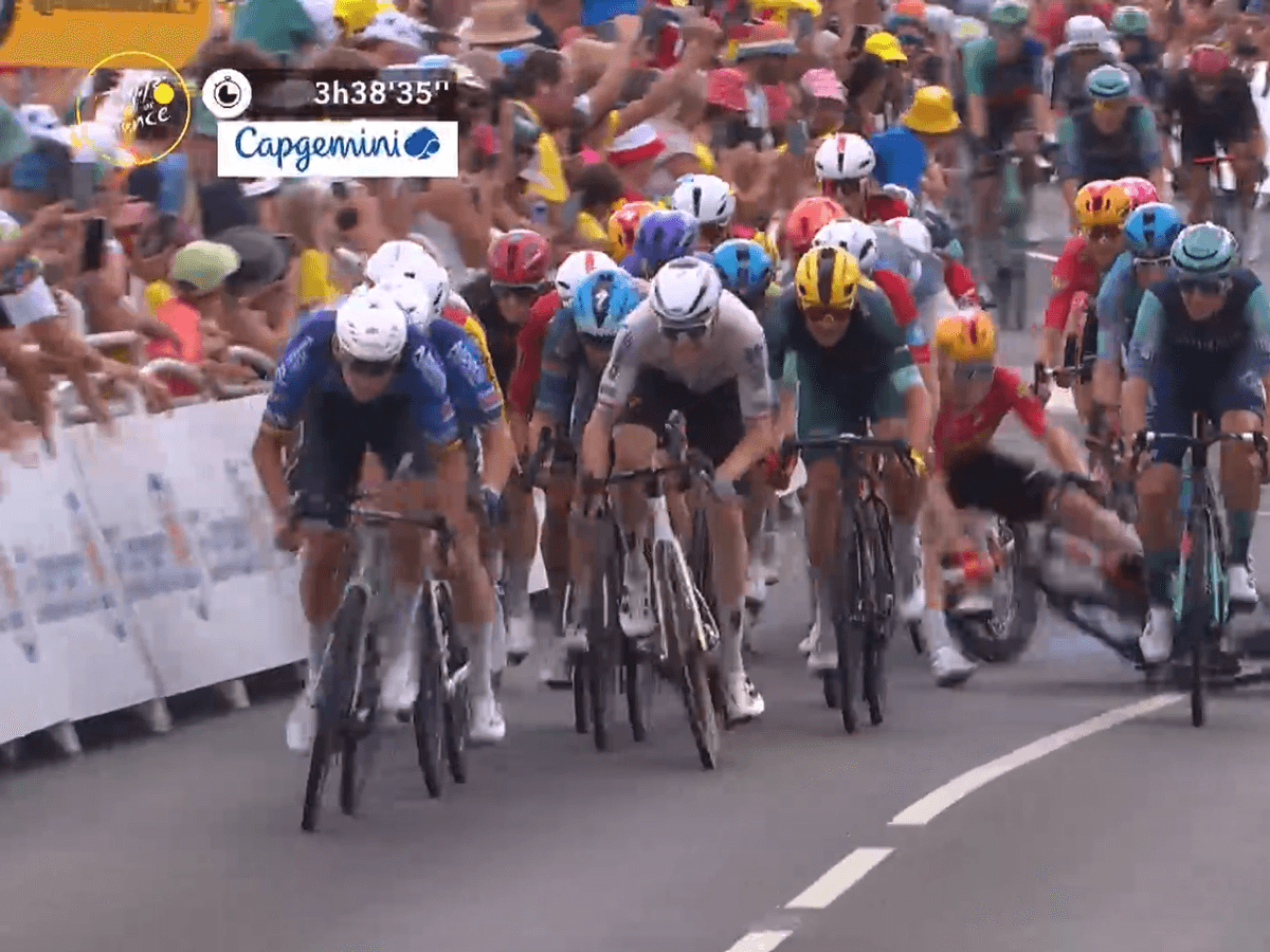 Sturz im Massensprint der 12. Etappe der Tour de France.