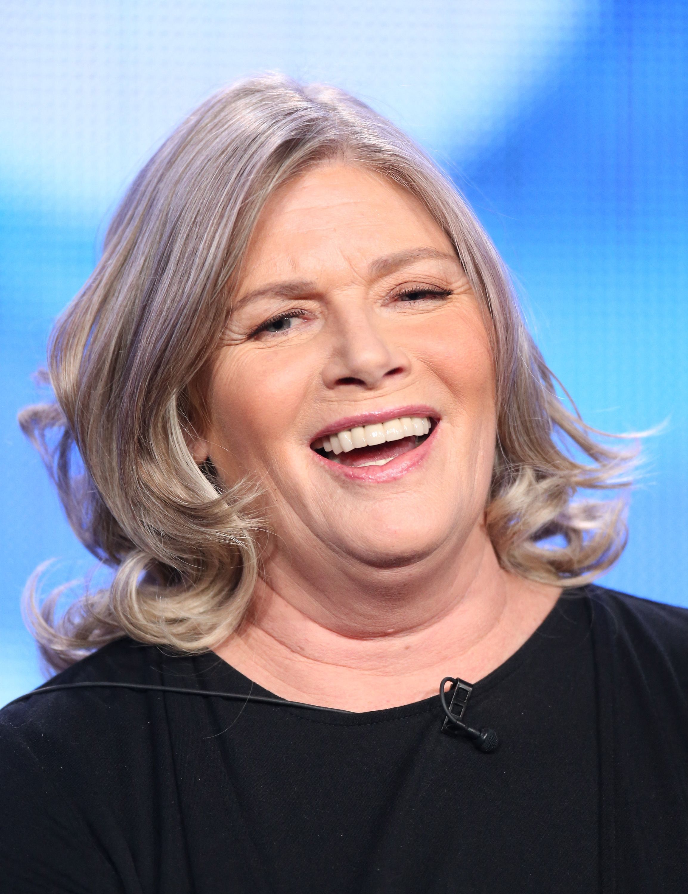 Kelly McGillis lacht.