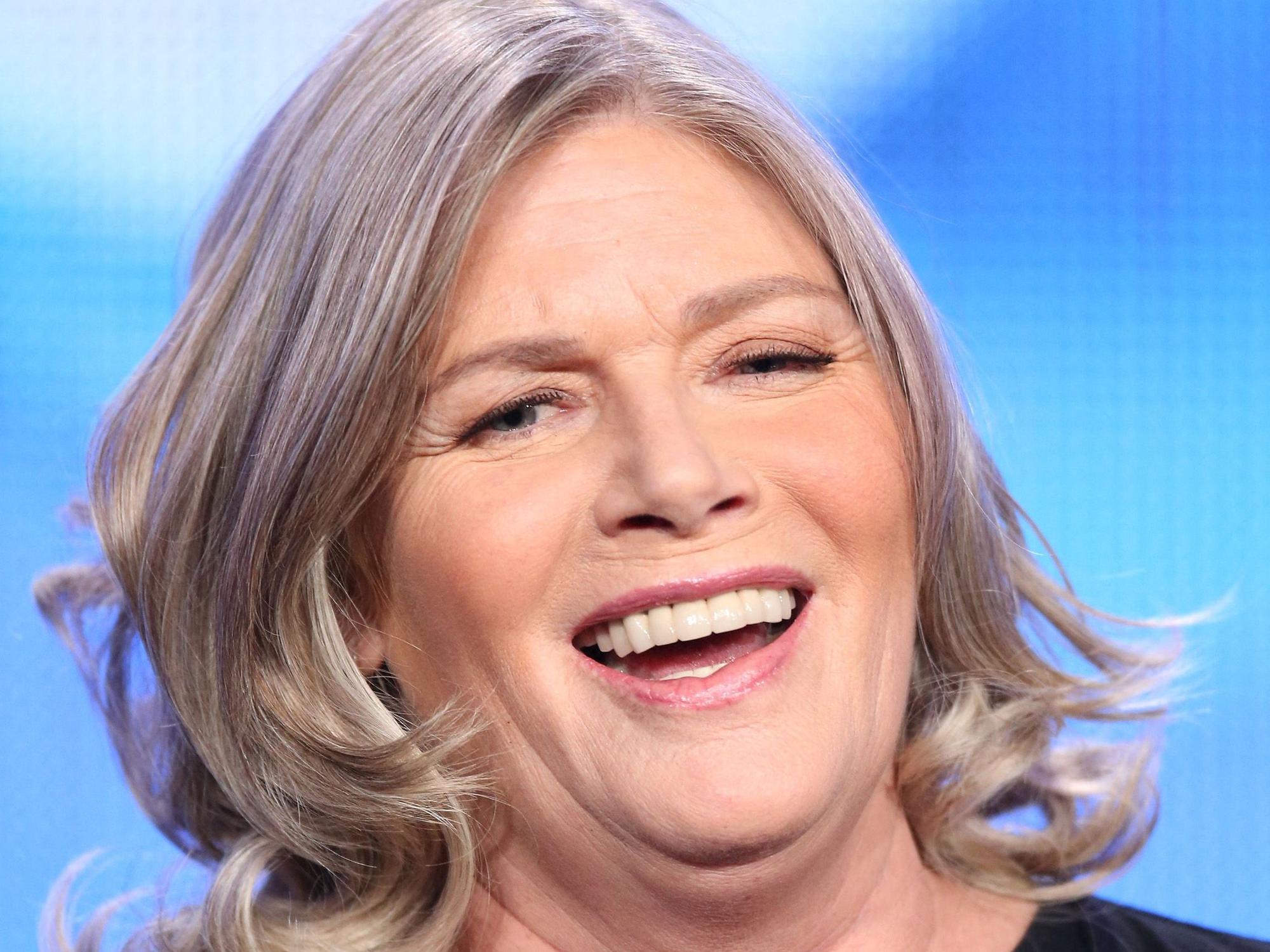 Kelly McGillis lacht.
