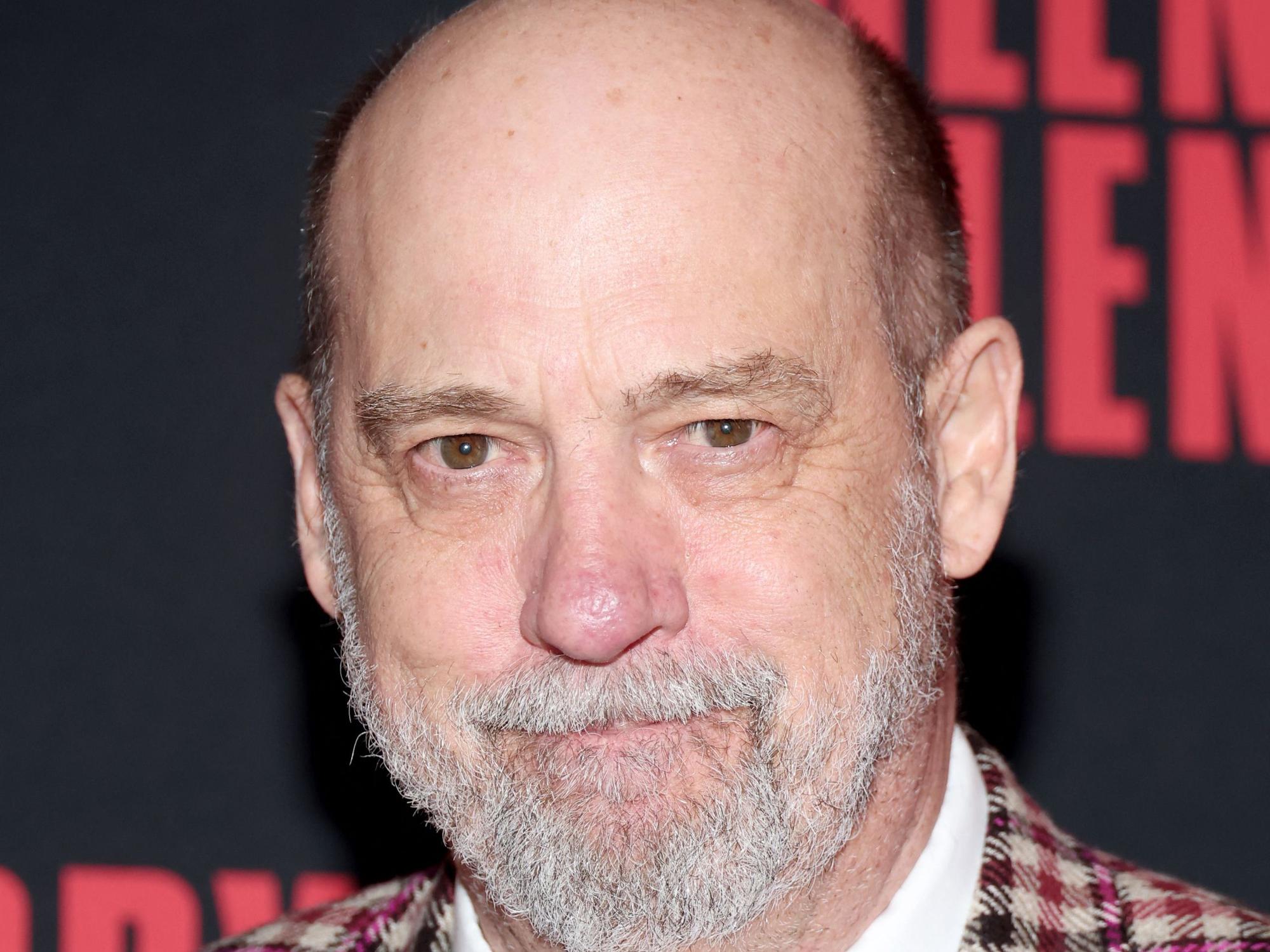 Anthony Edwards lächelt.