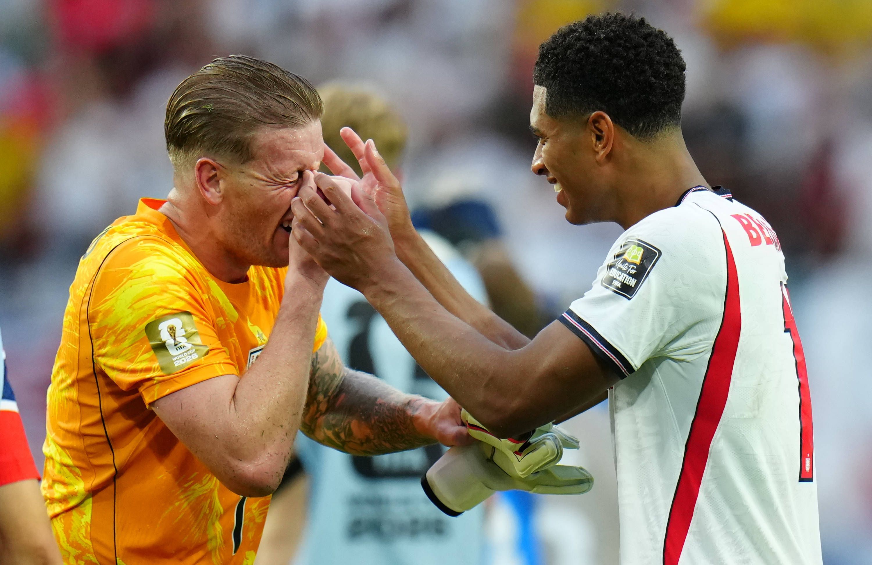 Jude Bellingham und Jordan Pickford nach dem Spiel.