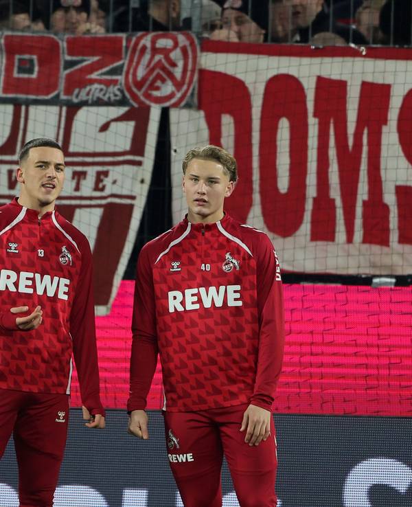 Said El Mala und Fynn Schenten beim Aufwärmen auf dem Platz.