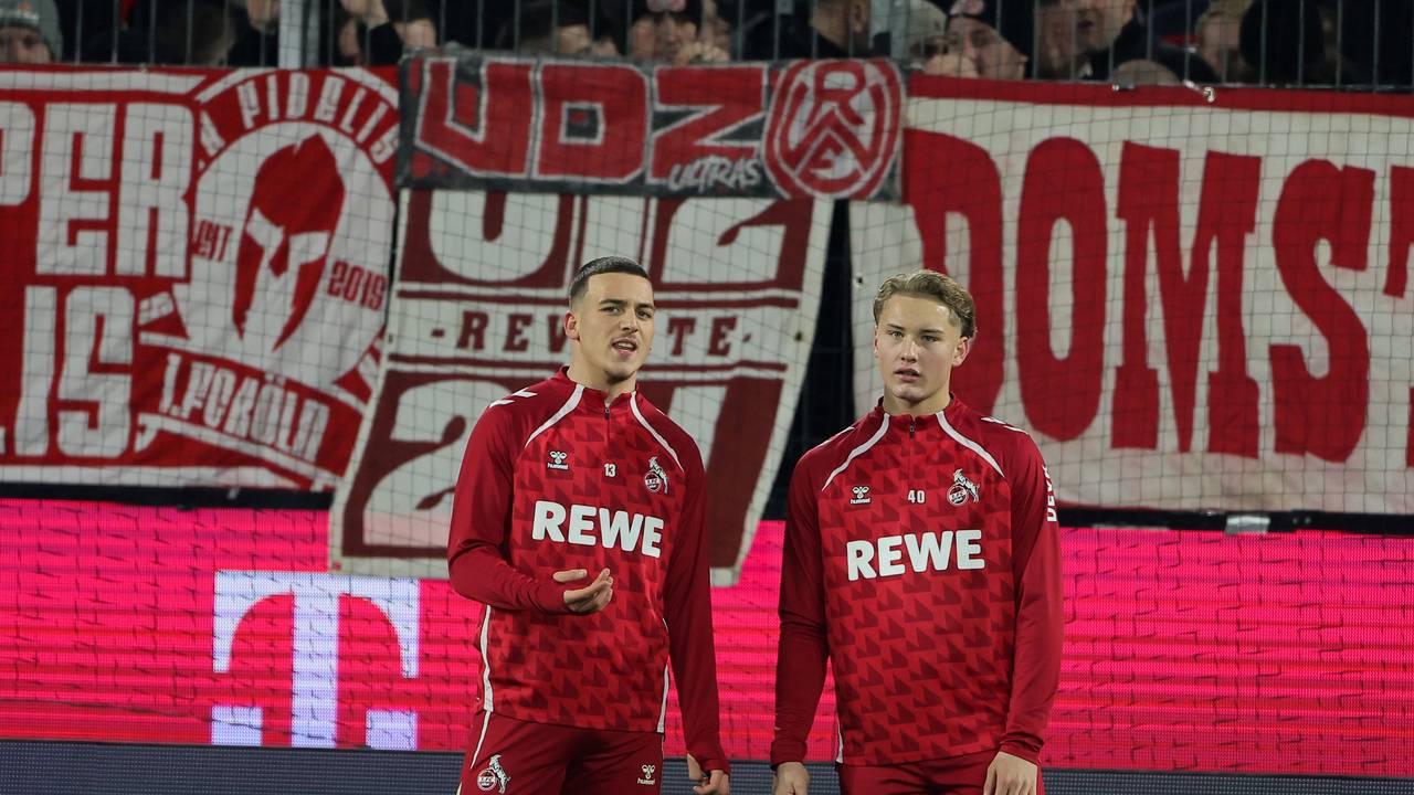 Said El Mala und Fynn Schenten beim Aufwärmen auf dem Platz.