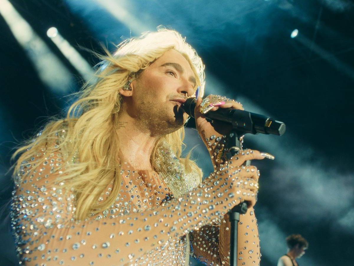 Beim Jubiläumskonzert der Tokio-Hotel-Single „Durch den Monsun“ lief für Bill Kaulitz einiges schief. (Bild: Netflix)