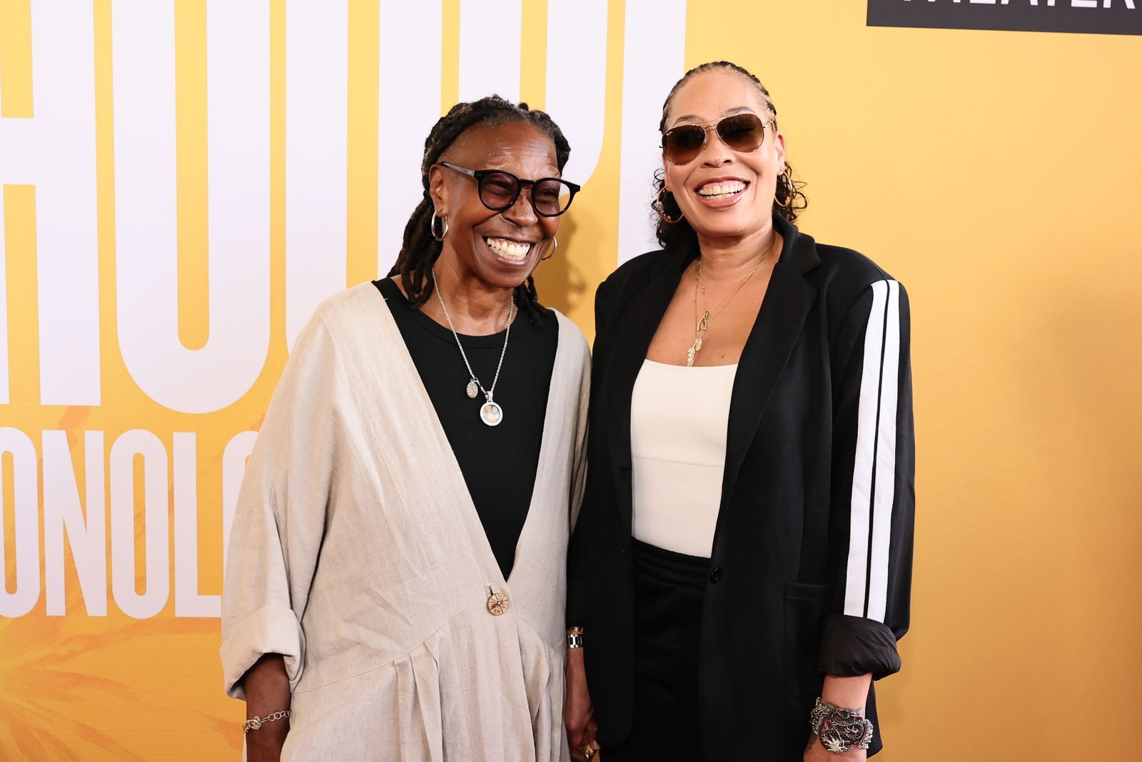 Whoopi Goldberg zeigte sich gemeinsam mit ihrer Tochter Alexandrea Martin Dean. (Bild: 2026 Getty Images/Theo Wargo)