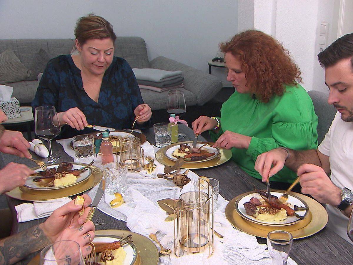 „Ich bekomme Gänsehaut“: Yvonne (Mitte) feiert Joshuas Hauptgericht. (Bild: RTL)