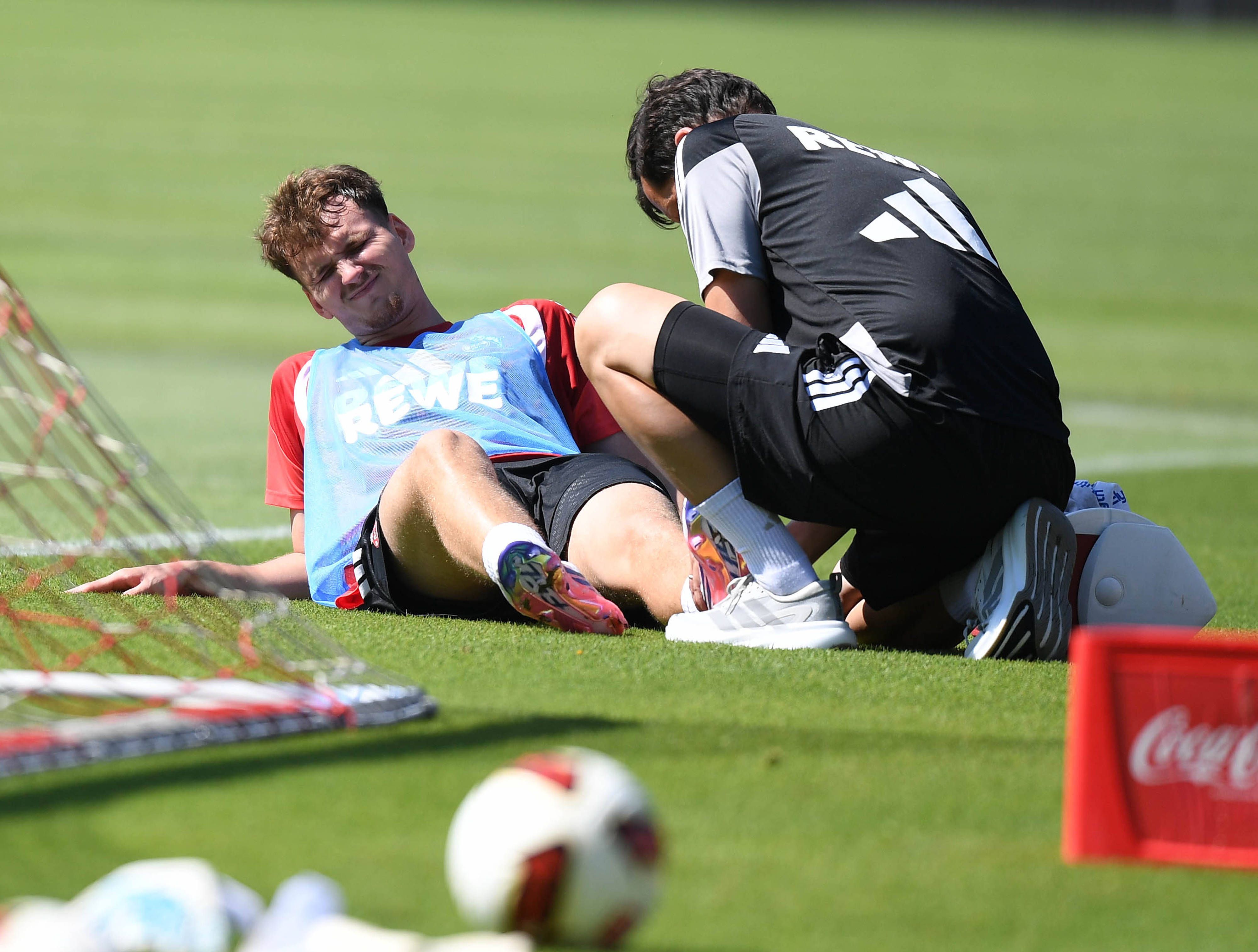 Rav van den Berg  (1. FC Köln) wird am Fuß behandelt.
