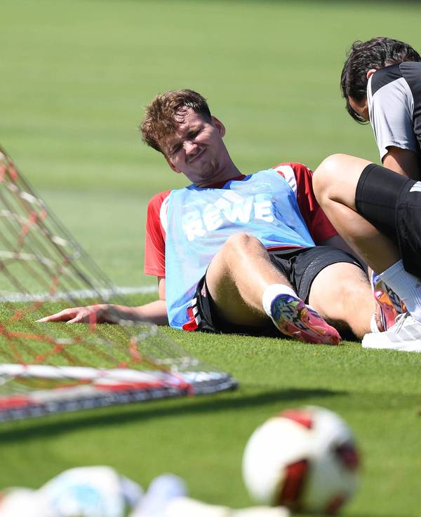 Rav van den Berg (1. FC Köln) wird am Fuß behandelt.