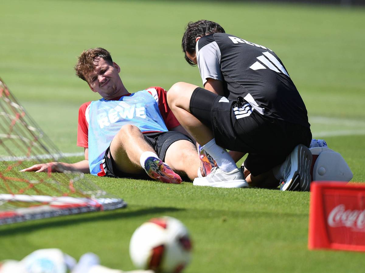 Rav van den Berg (1. FC Köln) wird am Fuß behandelt.
