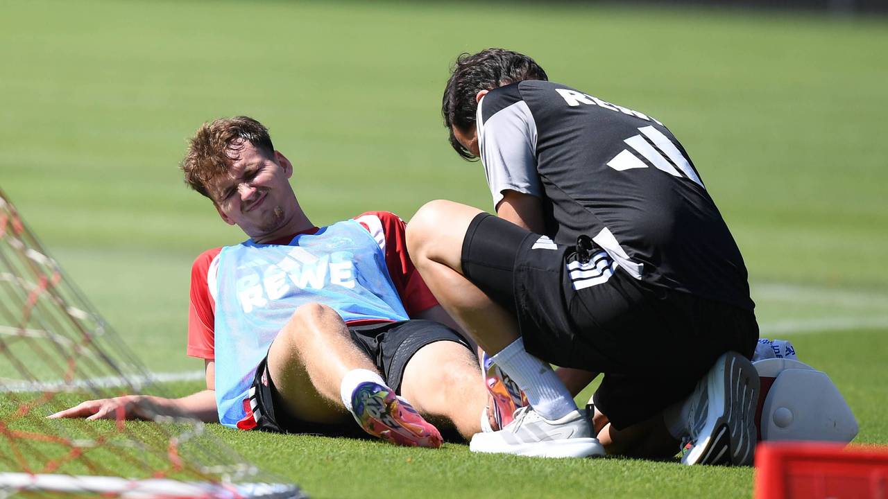 Rav van den Berg (1. FC Köln) wird am Fuß behandelt.