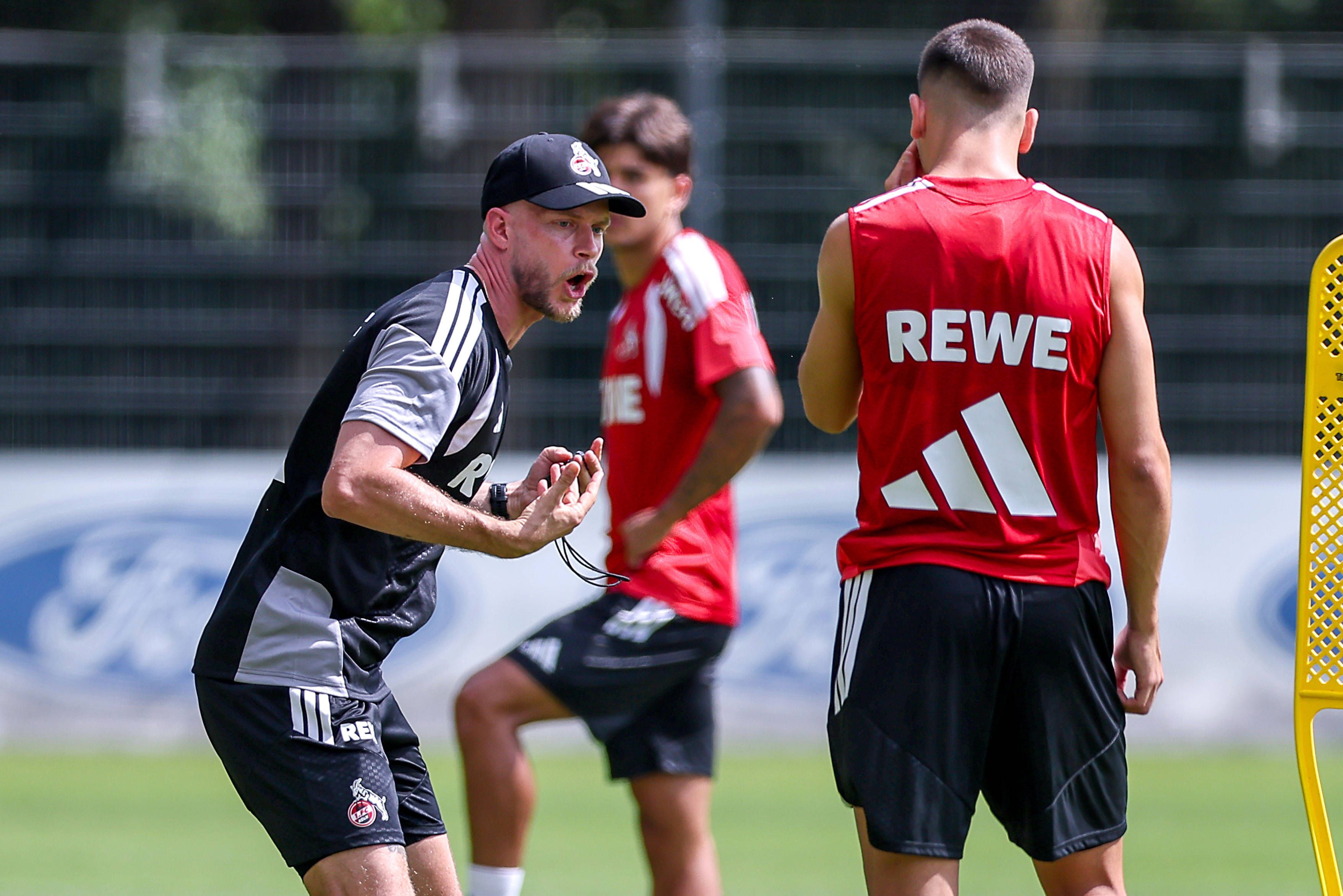 Cheftrainer René Wagner (1. FC Köln) auf dem Platz.