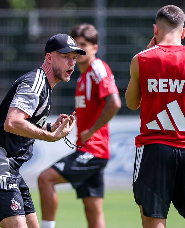 Cheftrainer René Wagner (1. FC Köln) auf dem Platz.
