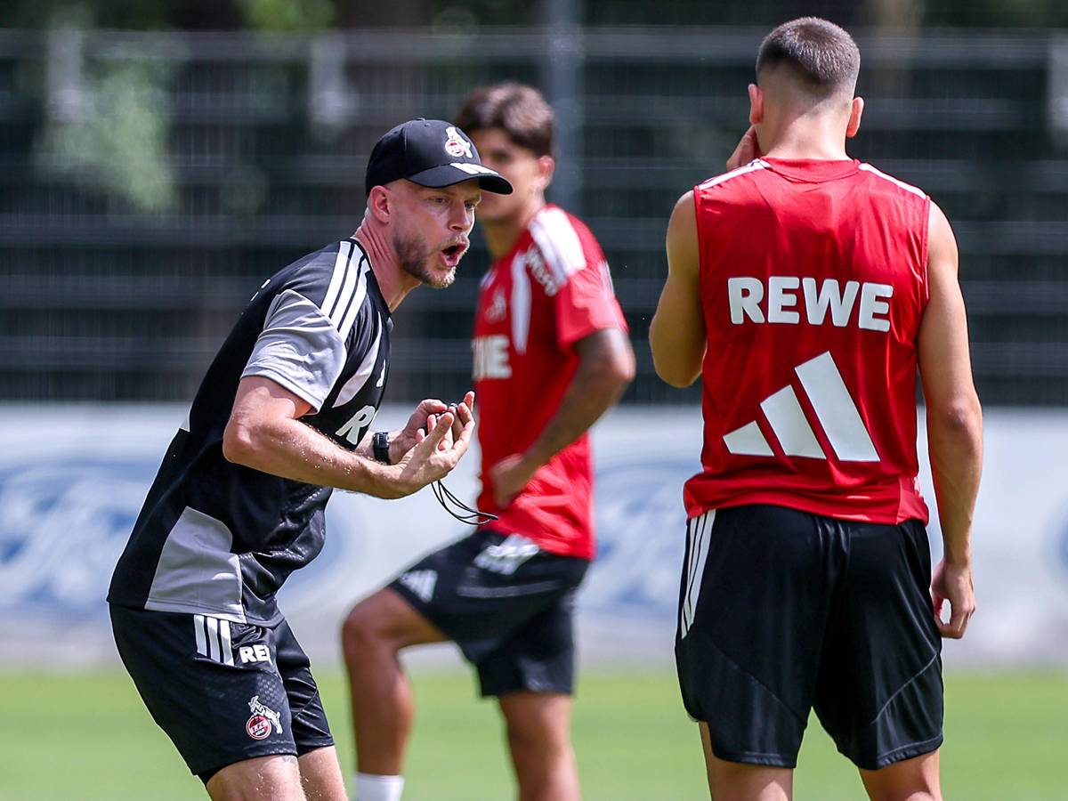 Cheftrainer René Wagner (1. FC Köln) auf dem Platz.