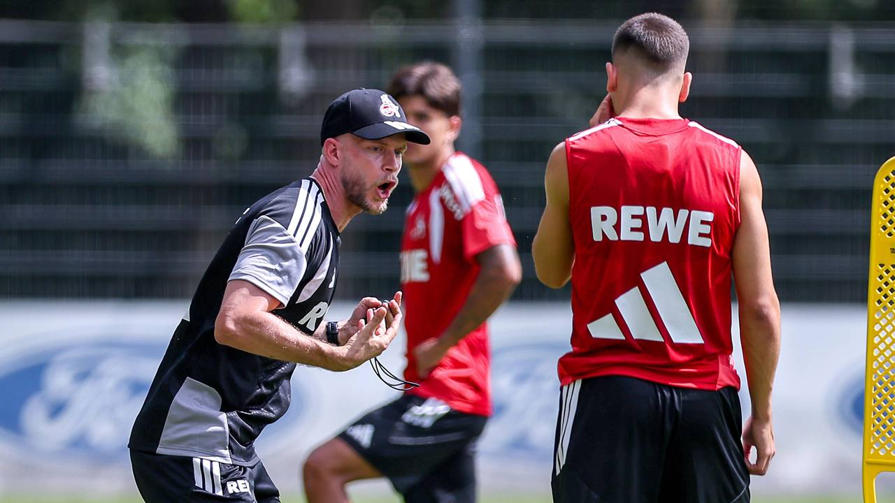 Cheftrainer René Wagner (1. FC Köln) auf dem Platz.