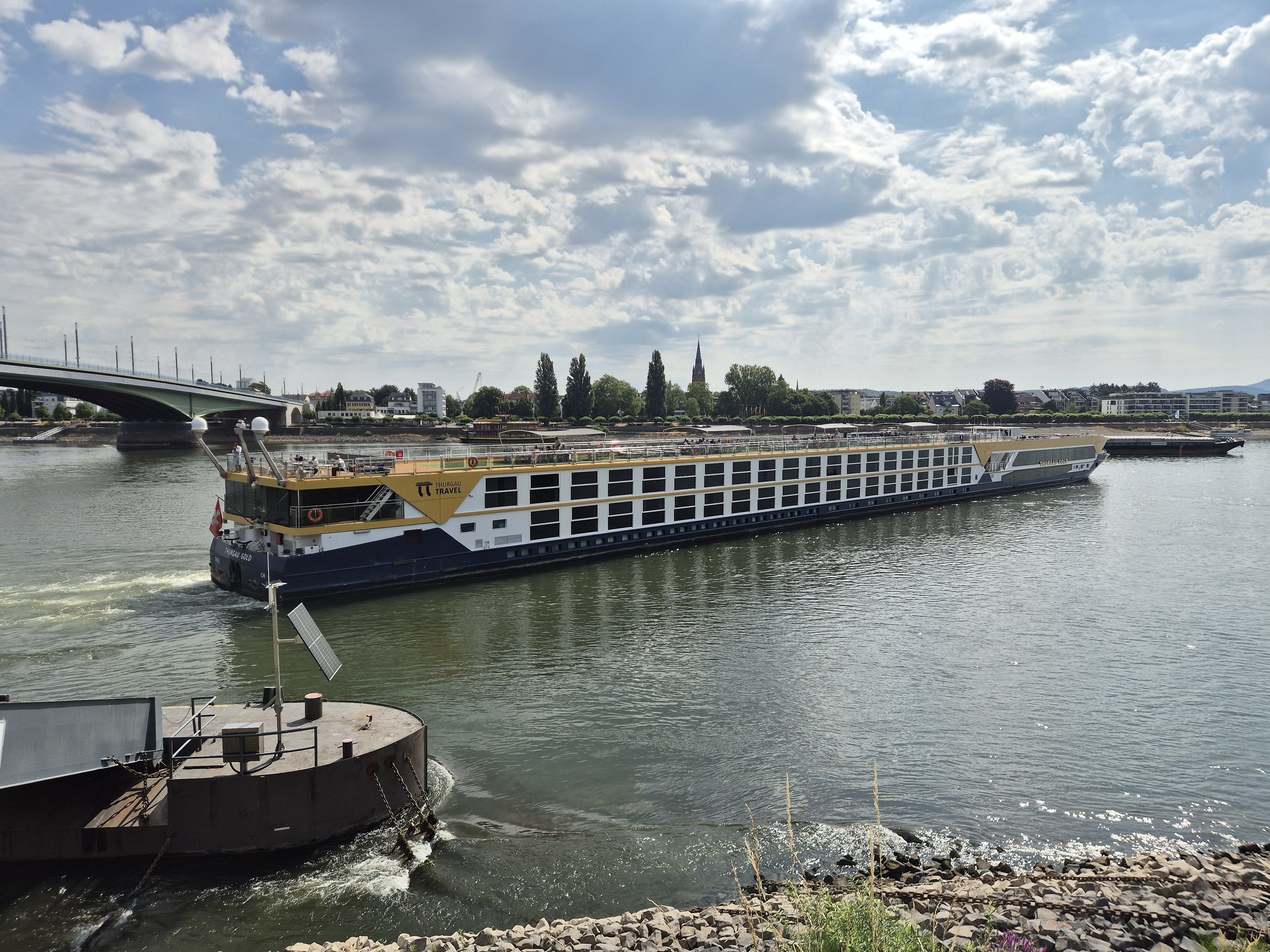 Das Schiff Thurgau Gold liegt quer auf dem Rhein auf einer Sandbank auf.