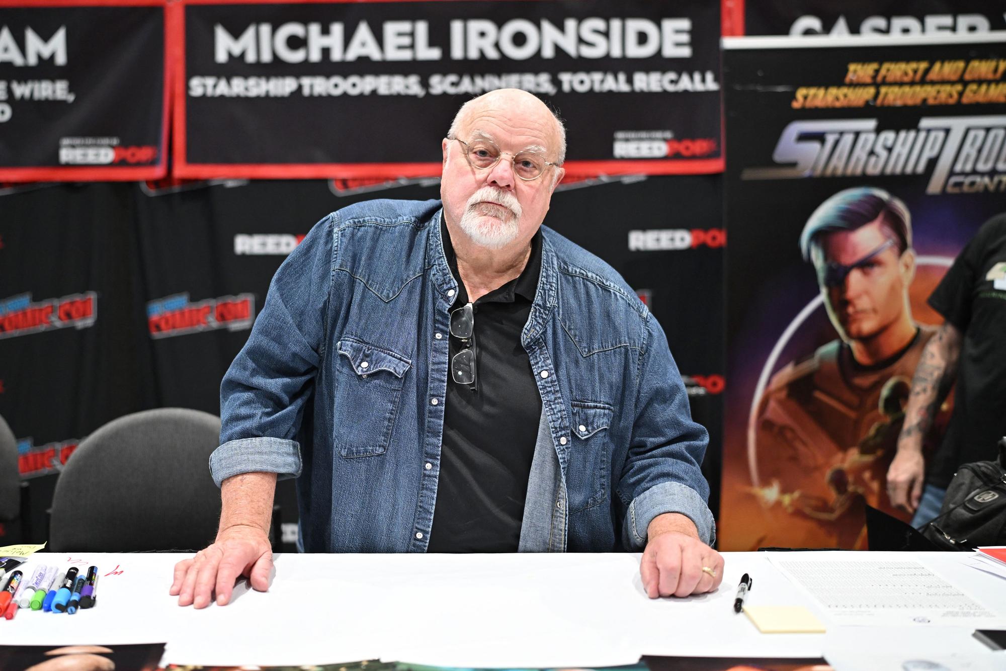 Michael Ironside posiert.