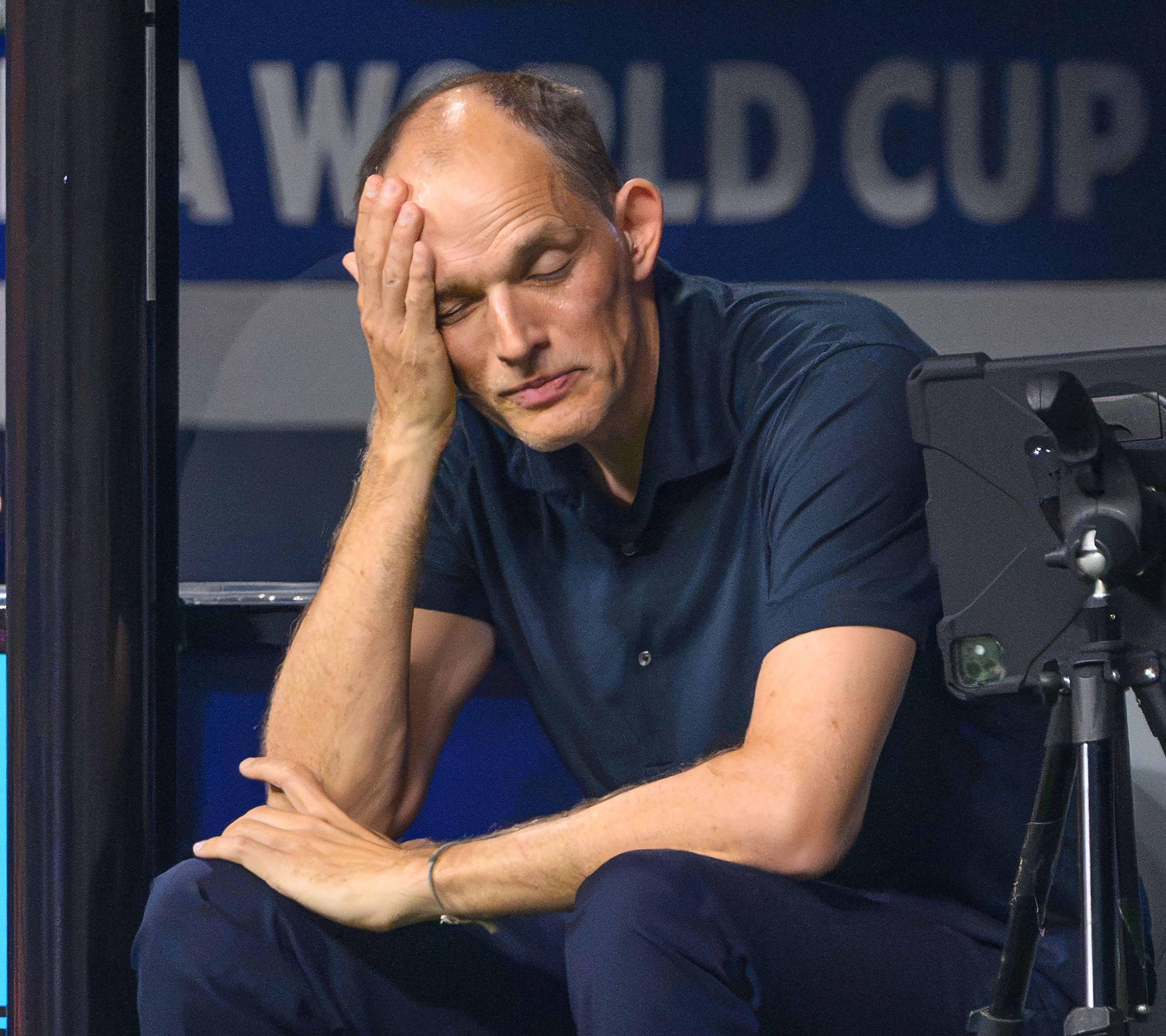 England-Trainer Thomas Tuchel sitzt im WM-Halbfinale am Spielfeldrand.