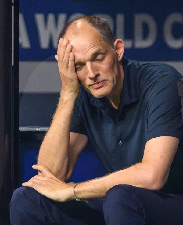 England-Trainer Thomas Tuchel sitzt im WM-Halbfinale am Spielfeldrand.