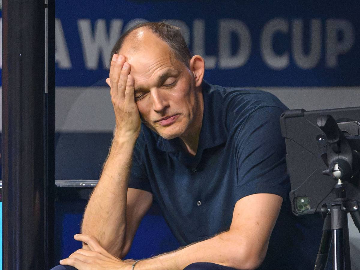 England-Trainer Thomas Tuchel sitzt im WM-Halbfinale am Spielfeldrand.