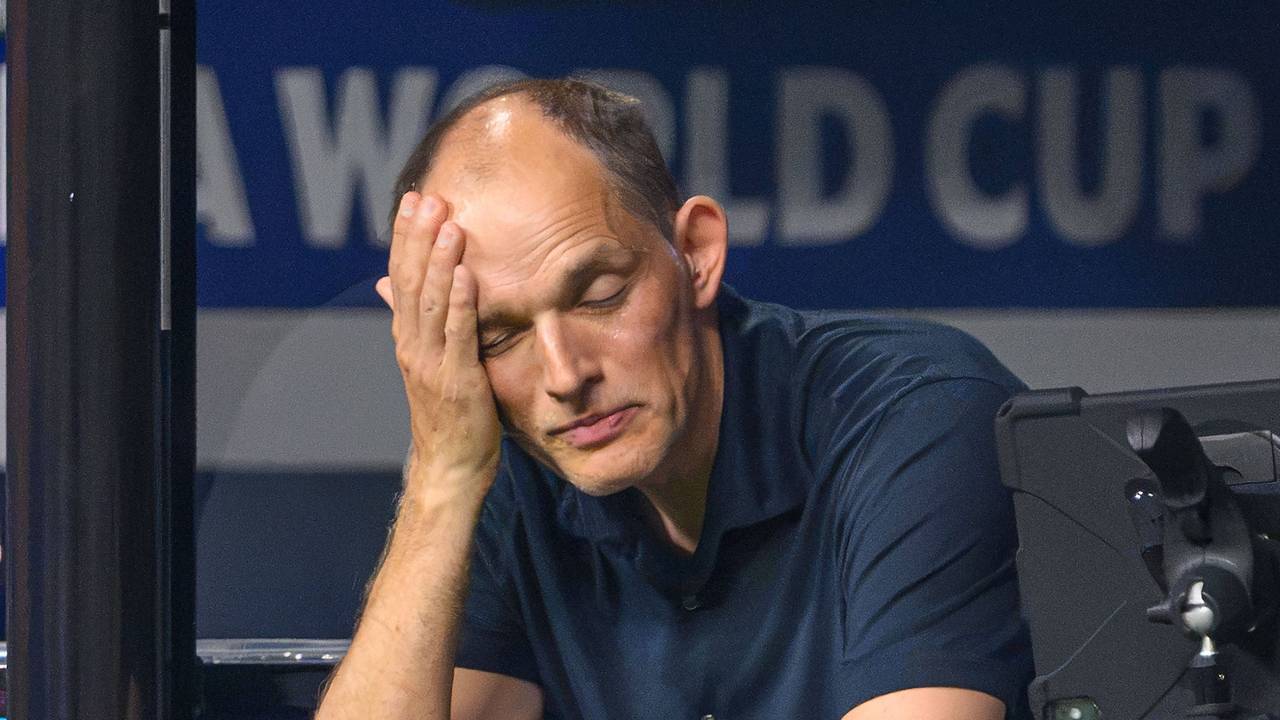 England-Trainer Thomas Tuchel sitzt im WM-Halbfinale am Spielfeldrand.