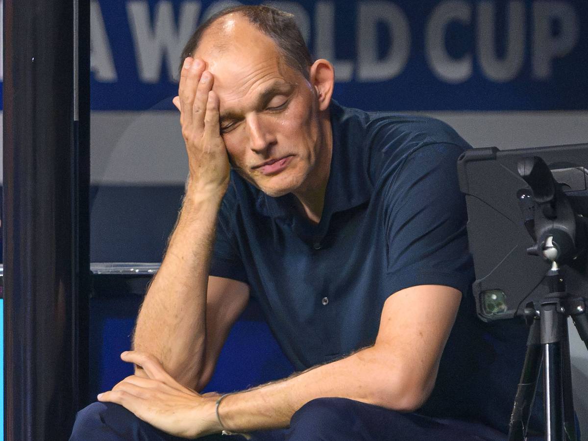Ein verzweifelter Thomas Tuchel hält sich die Hand an die Stirn.