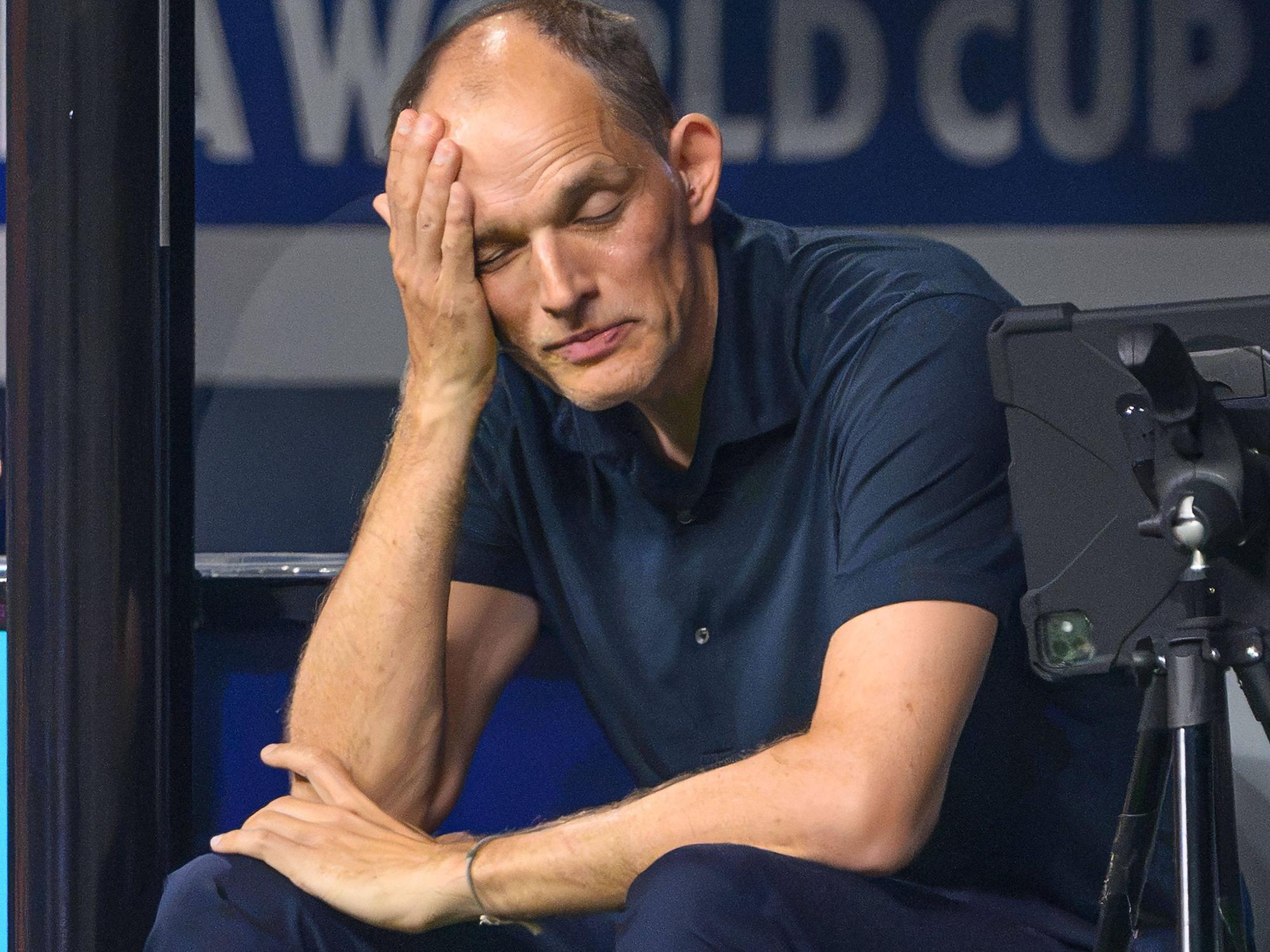 England-Trainer Thomas Tuchel sitzt im WM-Halbfinale am Spielfeldrand.