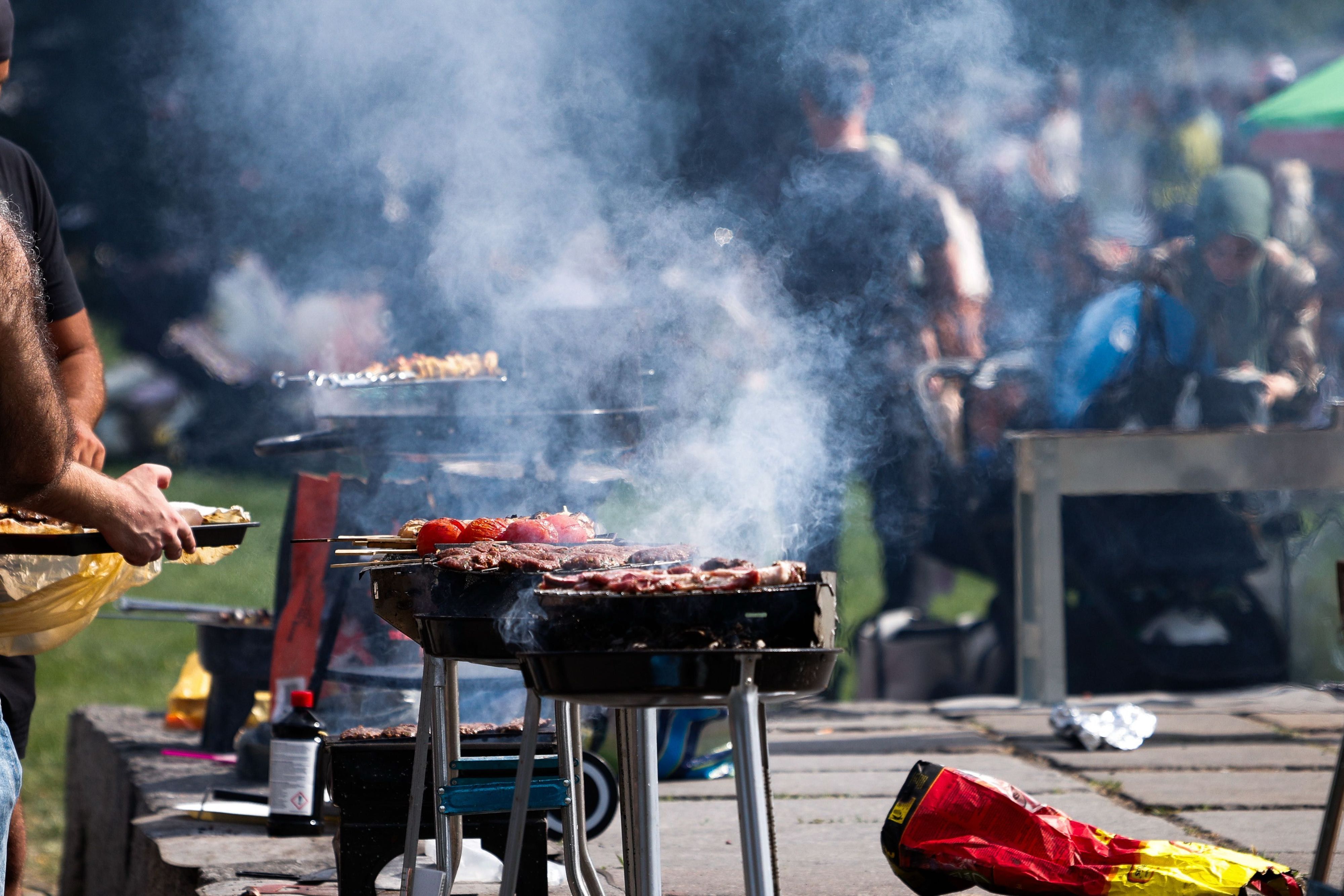 Die Brandgefahr wächst. Wer jetzt in Parks grillt, muss einiges beachten. (Symbolfoto)