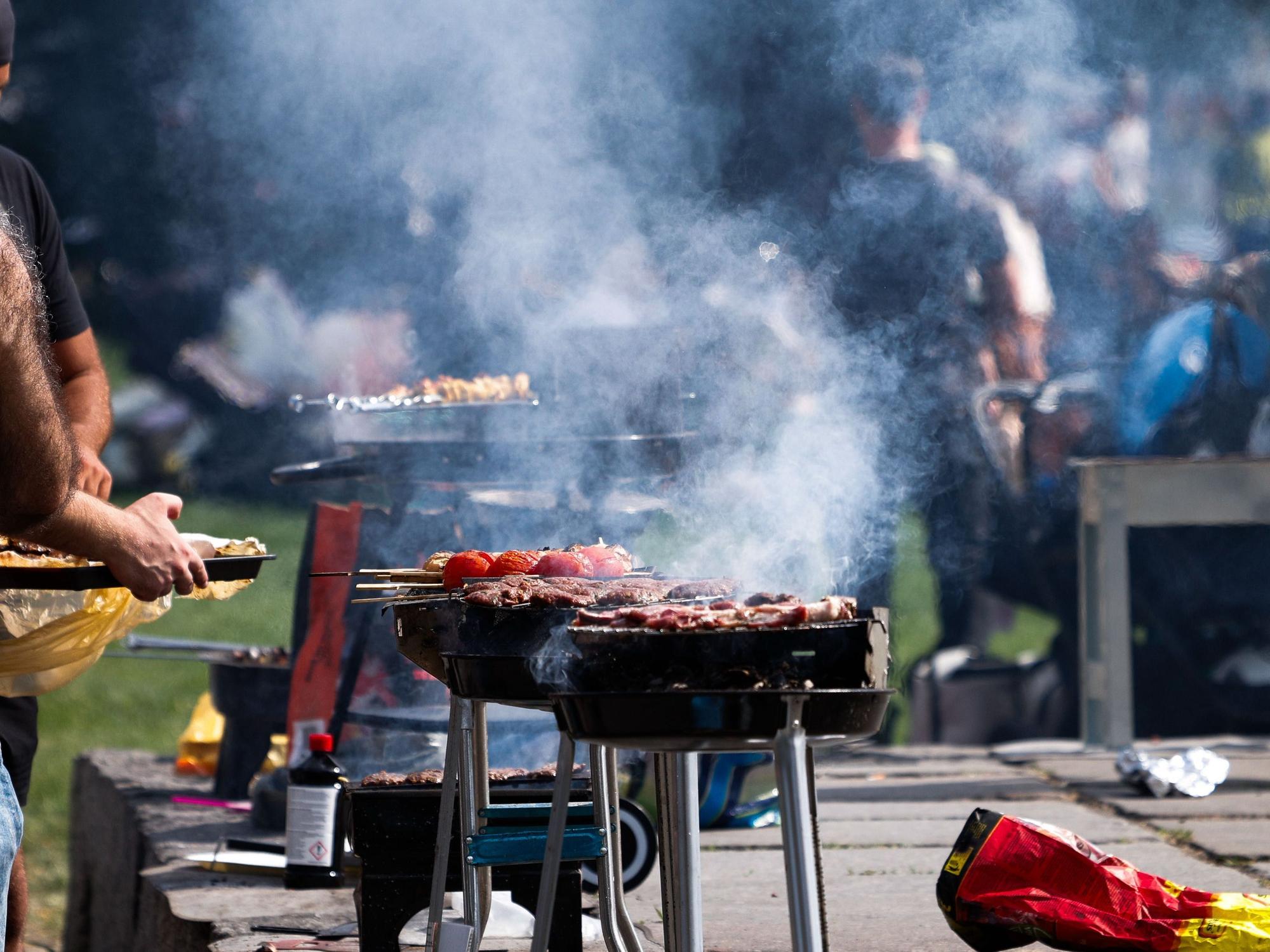 Die Brandgefahr wächst. Wer jetzt in Parks grillt, muss einiges beachten. (Symbolfoto)
