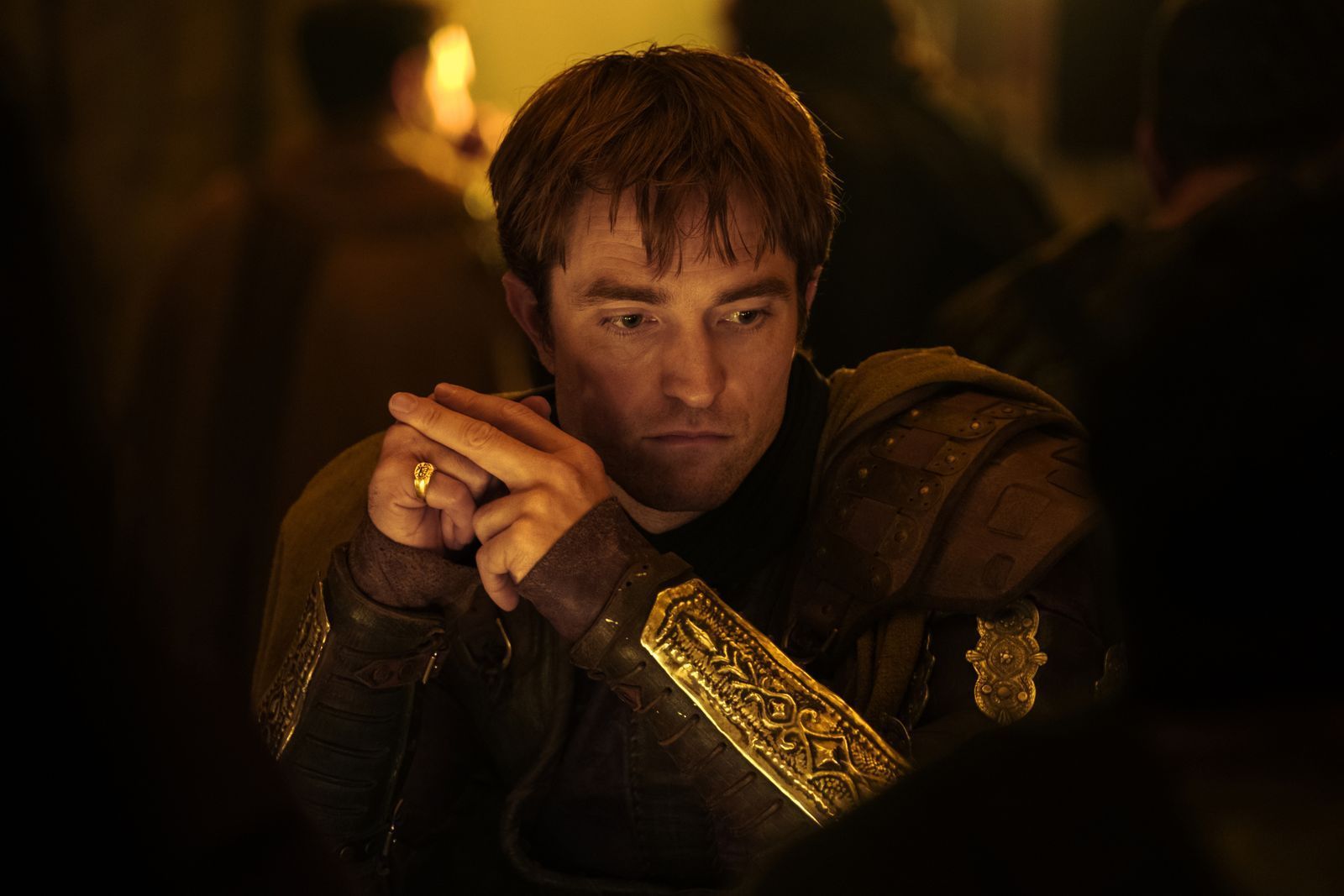 Antinoos (Robert Pattinson) lässt sich am Hof von Königin Penelope wie ein Parasit nieder.  (Bild: Universal Studios)