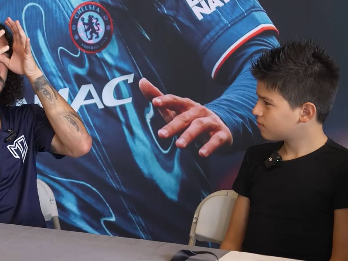 Marc Cucurella wischt sich Tränen aus dem Gesicht.